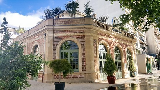 La première image montre un bâtiment élégant en briques et en pierre avec de grandes fenêtres arquées, entouré de végétation. Il s'agit probablement d'un restaurant ou d'un café, situé dans un cadre urbain. Le ciel est partiellement nuageux, mais la lumière du jour illumine bien l'édifice, donnant une atmosphère accueillante et charmante.