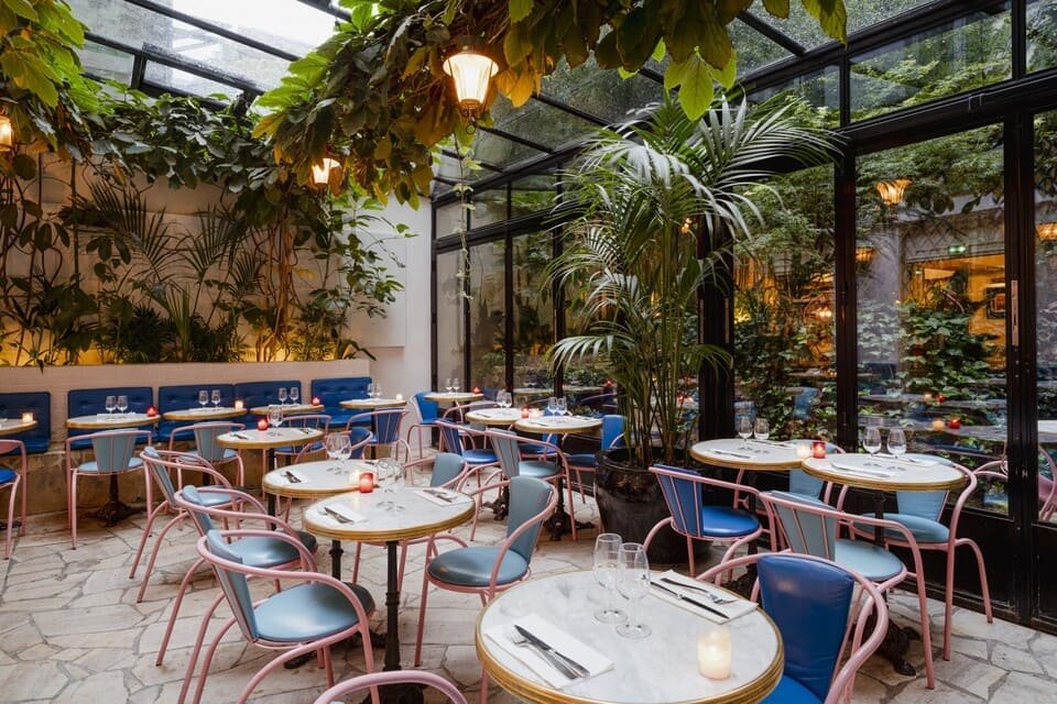 Hôtel Amour, have diner in a green oasis restaurant hotel amour